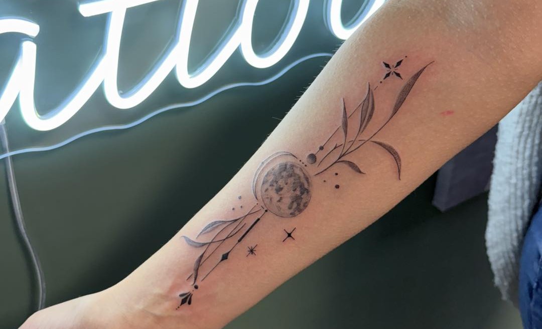 Tatouage floral fin sur un avant-bras