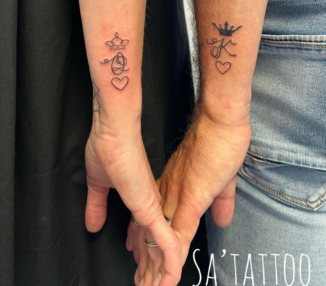 Tatouage en commun&nbsp;: Q pour Queen et K pour King sur deux avant-bras