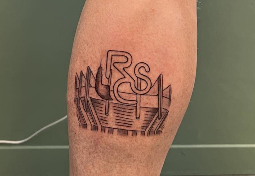 Tatouage 'RCS - Racing Club de Strasbourg' sur un mollet